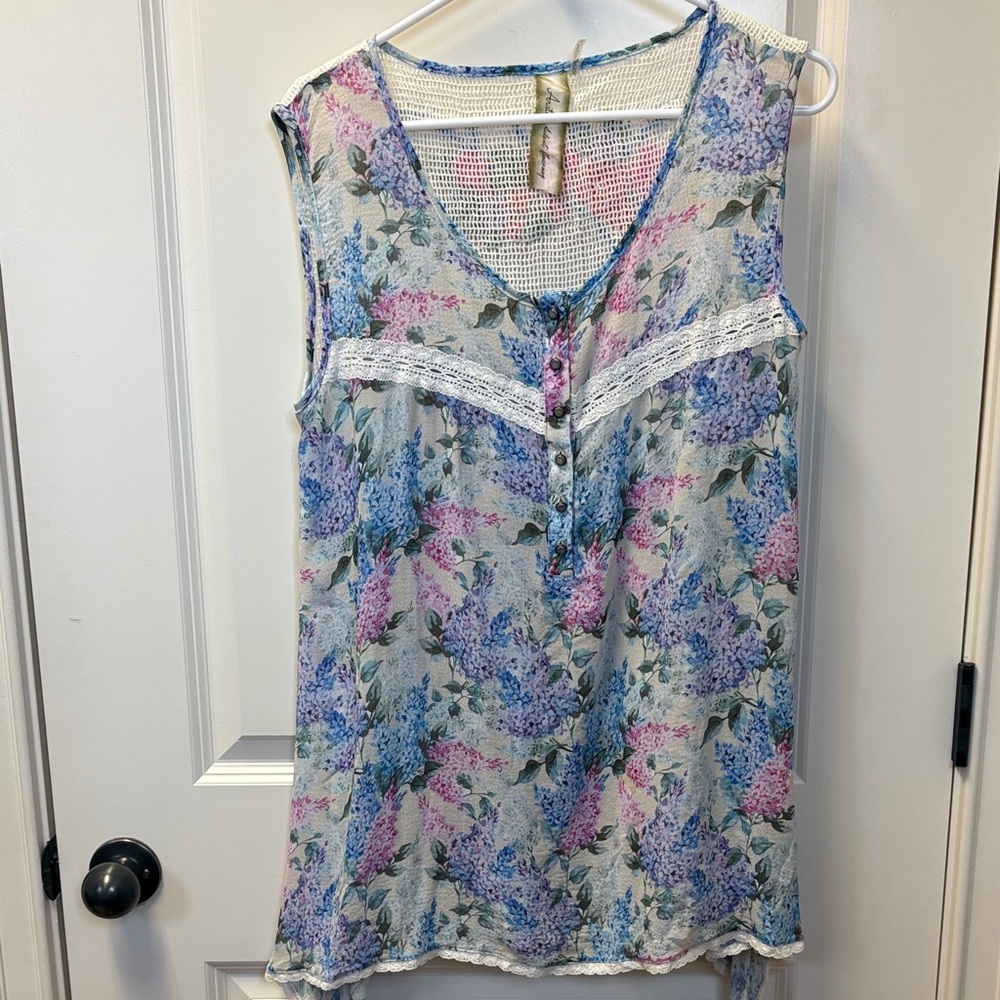 Sleeveless tunic